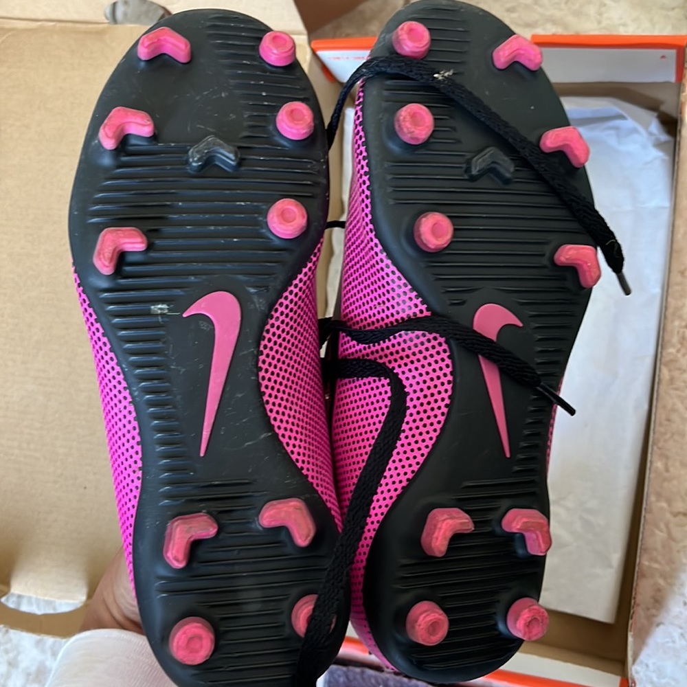 Pink Nike bravata cleats sneakers size 3Y. Worn once see pics for condition EUC - Picture 2 of 4